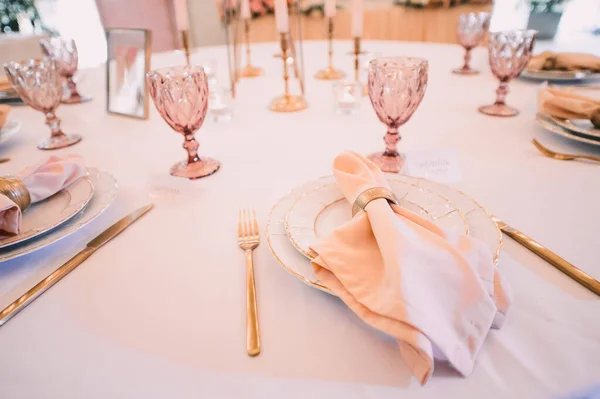 Banquete Restaurante Configuração Mesa Pratos Brancos Com Aro Dourado Talheres — Fotografia de Stock