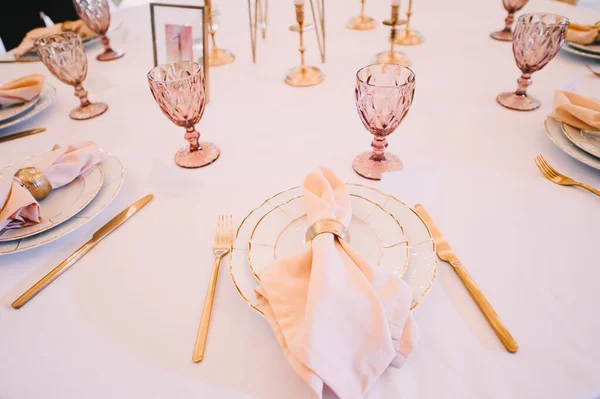 Banquete Restaurante Configuração Mesa Pratos Brancos Com Aro Dourado Talheres — Fotografia de Stock