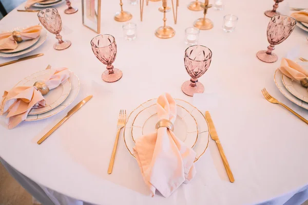 Banquete Restaurante Configuração Mesa Pratos Brancos Com Aro Dourado Talheres — Fotografia de Stock