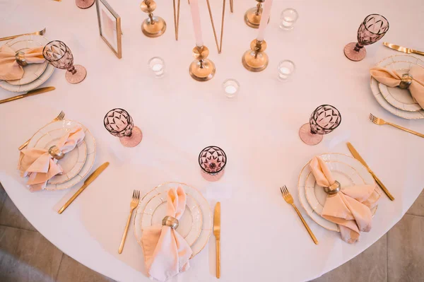 Perjamuan Restoran Pengaturan Meja Piring Putih Dengan Tepi Emas Perhiasan — Stok Foto