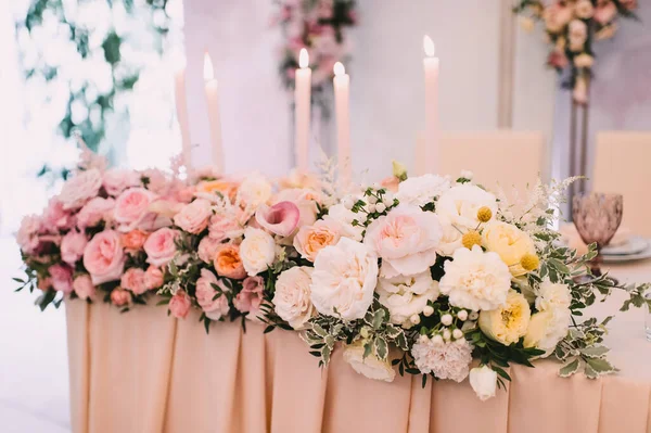 Bankett Restaurant Tisch Gedeckt Auf Dem Tisch Liegt Eine Pinkfarbene — Stockfoto