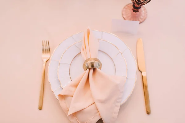 Banquete Restaurante Configuración Mesa Placas Blancas Con Borde Dorado Cubiertos — Foto de Stock