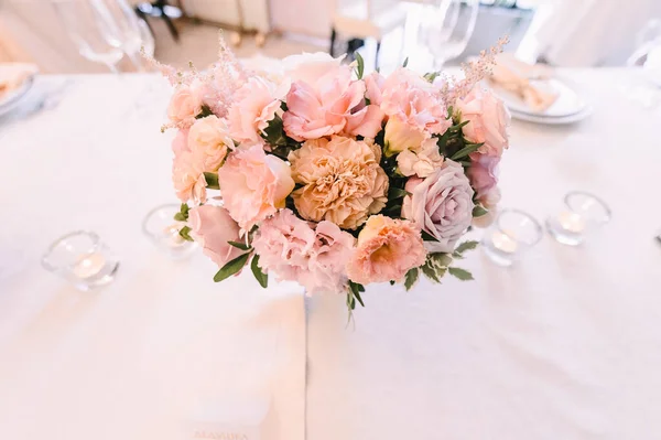 Pfirsichrosa Blumenarrangement Bankett Restaurant Tisch Gedeckt Weiße Teller Mit Goldrand — Stockfoto