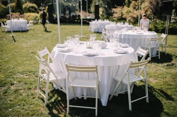 Banquet Table Green Lawn White Wooden Chairs Rack Cutlery Floral — Stock Photo, Image