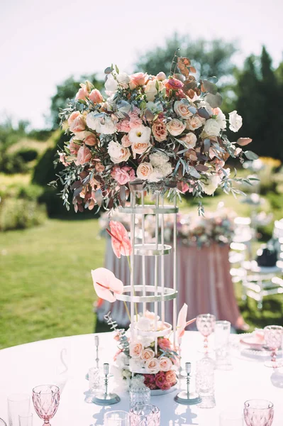 Banketttisch Auf Grünem Rasen Regale Und Besteck Samtservietten Rosa Gläser — Stockfoto