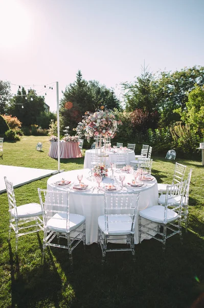 잔디에 바나나 테이블에 플로어 이랑커 분홍색 꽃들의 꽃꽂이 촛대와 테이블 — 스톡 사진