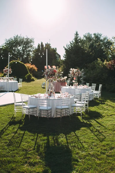 잔디에 바나나 테이블에 플로어 이랑커 분홍색 꽃들의 꽃꽂이 촛대와 테이블 — 스톡 사진