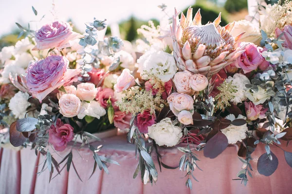 Presidium Tafel Van Pasgetrouwden Bloemen Van Roze Rozen Anthurium Protea — Stockfoto