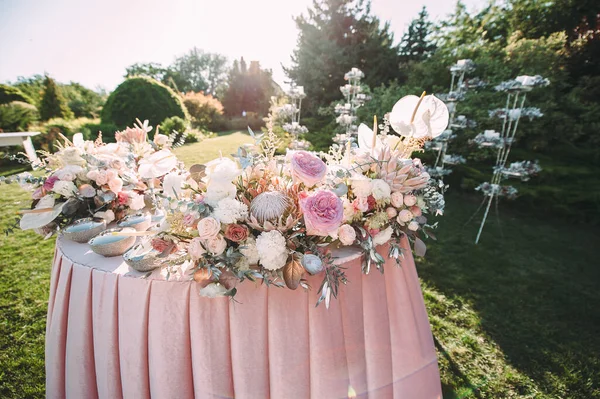 Presidium Tafel Van Pasgetrouwden Bloemen Van Roze Rozen Anthurium Protea — Stockfoto