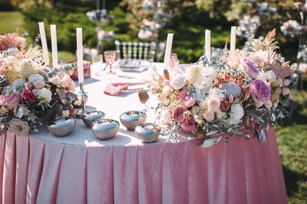 Presidium Tafel Van Pasgetrouwden Bloemen Arrangementen Van Roze Bloemen Zilveren — Stockfoto