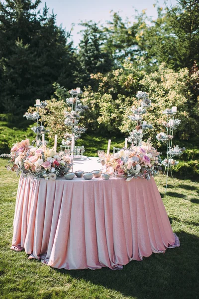 Presidium Table Newlyweds Floral Arrangements Pink Roses Anthurium Protea Eustoma — Stock Photo, Image