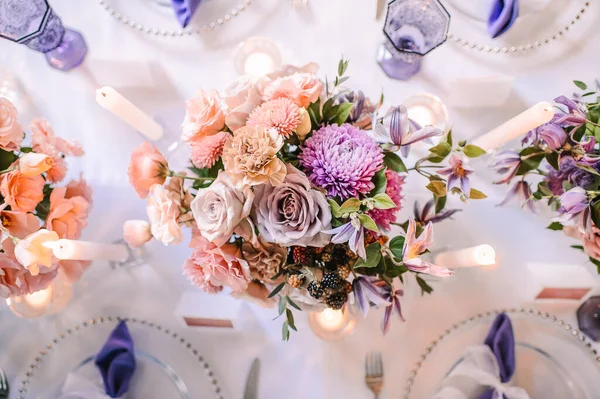 Präsidium Banketttisch Mit Weißer Tischdecke Teller Und Besteck Lila Gläser — Stockfoto