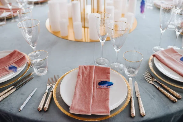 Mesa Banquete Com Toalha Mesa Veludo Azul Pratos Talheres Mordomos — Fotografia de Stock
