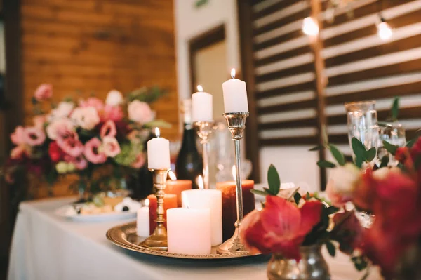 Boda Decoración Mesa Velas Están Ardiendo Ramo Flores Fondo Madera — Foto de Stock