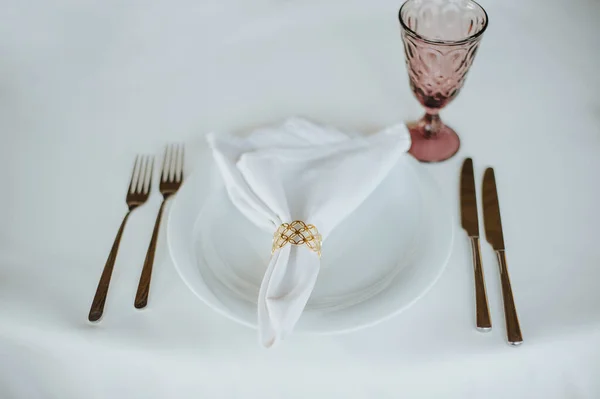 Mesa Está Cubierta Con Mantel Blanco Servido Placas Cubiertos Servilletas — Foto de Stock