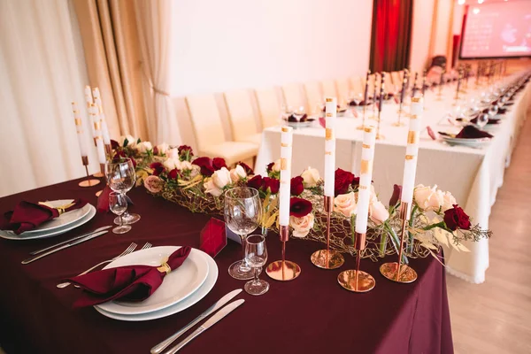 餐桌上有沙拉桌布 餐巾纸 玻璃杯 玫瑰花的组成 酒和玛莎娜色的装饰 — 图库照片