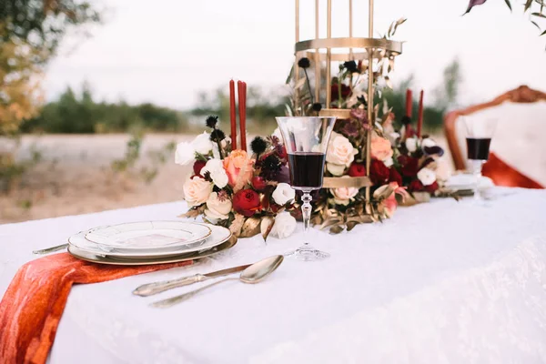 Banquete Natureza Uma Mesa Com Uma Toalha Mesa Branca Pratos — Fotografia de Stock