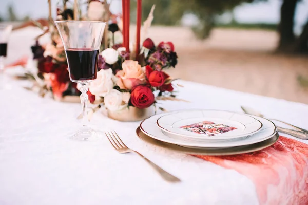 Banquete Sobre Naturaleza Una Mesa Con Mantel Blanco Platos Vintage — Foto de Stock