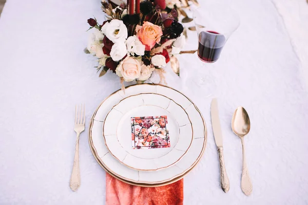 Banquete Sobre Naturaleza Una Mesa Con Mantel Blanco Platos Vintage — Foto de Stock