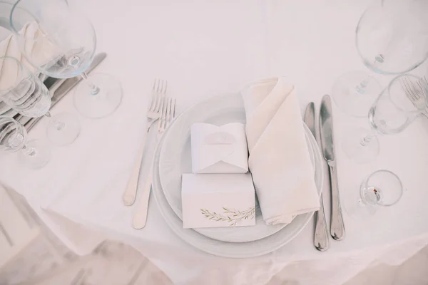 レストラン テーブル設定 テーブルは白いテーブルクロス 白いきれいなプレート カトラリー ナプキン ワイングラス キャンドルで覆われています — ストック写真