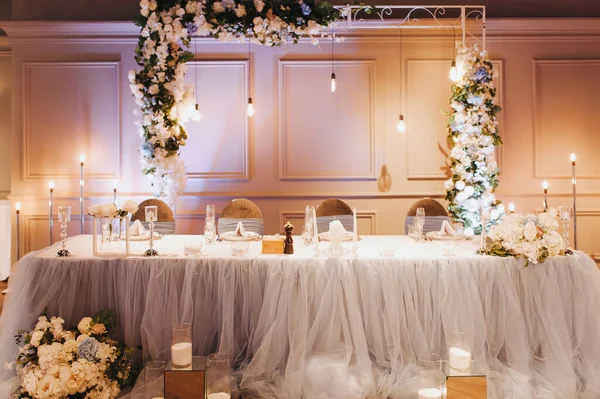 Restaurante Interior Banquete Mesa Mesa Está Cubierta Con Mantel Blanco — Foto de Stock