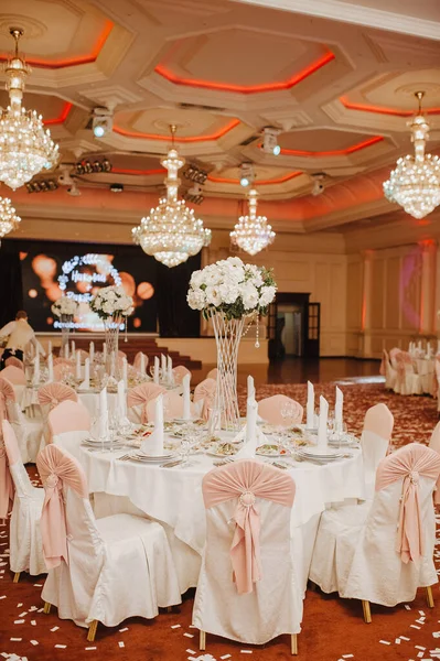 Banket Restaurant Tafelopstelling Witte Borden Glazen Bestek Tafel Ligt Een — Stockfoto