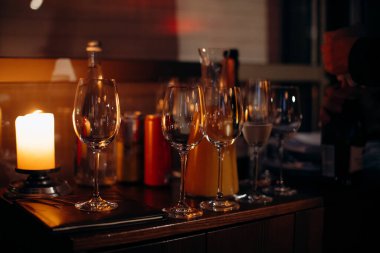 Küçük bir kadeh köpüklü şampanya. Bitmemiş bir bardak alkol. Şampanya ya da kokteyl iç. Kirli bir bardak.