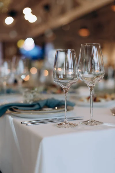 테이블은 알코올 식기를위한 우아한 유리로 설정됩니다 서비스 케이터링 레스토랑 스톡 이미지