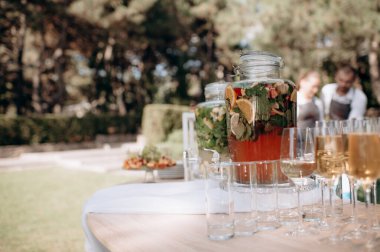 Soğuk içecek, doğal böğürtlenlerden limonata ve açık büfede meyveler. Yemek, servis, aperatif. Kutlama, açık gökyüzünün altındaki olay.