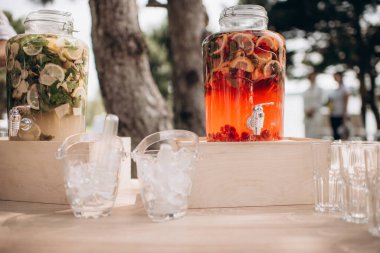 Soğuk içecek, doğal böğürtlenlerden limonata ve açık büfede meyveler. Yemek, servis, aperatif. Kutlama, açık gökyüzünün altındaki olay.