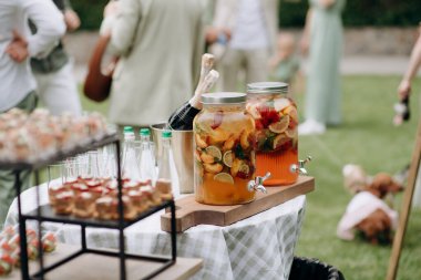 Soğuk içecek, doğal böğürtlenlerden limonata ve açık büfede meyveler. Yemek, servis, aperatif. Kutlama, açık gökyüzünün altındaki olay.