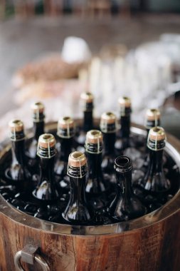 Soğuk içecekler, alkollü ve alkolsüz büfede. Yemek, servis, aperatif. Kutlama, açık gökyüzünün altındaki olay.