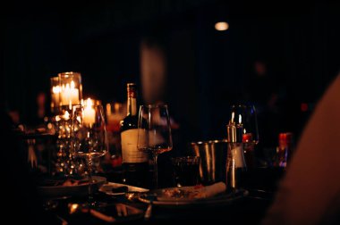 Soğuk içecekler, alkollü ve alkolsüz büfede. Yemek, servis, aperatif. Kutlama, açık gökyüzünün altındaki olay.