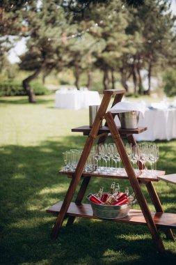 Soğuk içecekler, alkollü ve alkolsüz büfede. Yemek, servis, aperatif. Kutlama, açık gökyüzünün altındaki olay.