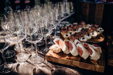 Soğuk içecekler, alkollü ve alkolsüz içecekler ve açık büfede kanepeler. Yemek, servis, aperatif. Kutlama, açık gökyüzünün altındaki olay.