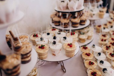 Şekerler, şekerler, tatlılar ve meyveler, soğuk içecekler, alkollü ve alkolsüz büfede. Yemek, servis, aperatif. Kutlama, açık gökyüzünün altındaki olay.