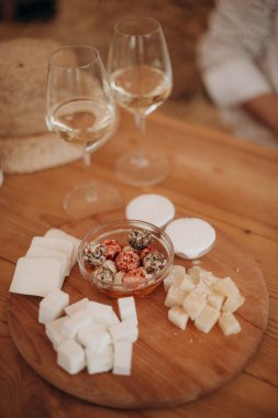 İçinde sert ve yumuşak peynirler, soğuk içecekler, açık büfede alkolsüz ve alkolsüz peynir tabağı. Yemek, servis, aperatif. Kutlama, açık gökyüzünün altındaki olay.