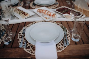 Yemeklerle dolu bir ziyafette bir sehpa. Yemek, servis, aperatif. Kutlama, açık gökyüzünün altındaki olay.