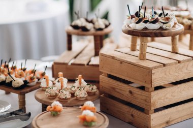 Yemek, güzel dekore edilmiş bir ziyafet masası peynirli, jambonlu, jambonlu ve meyveli çeşitli aperatifler. Şirket, Noel, doğum günü ya da düğün kutlamalarında. Büfe masası. Resepsiyonda büfe var. Ziyafet servisi..