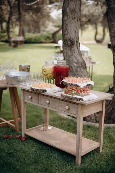 Comida Uma Mesa Banquetes Catering Lindamente Decorada Com Uma Variedade Fotos De Bancos De Imagens