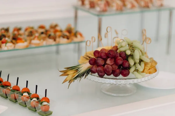 프로시토와 과일과 전채의 다양한 아름답게 꾸며진 케이터링 테이블 크리스마스 결혼식 스톡 사진