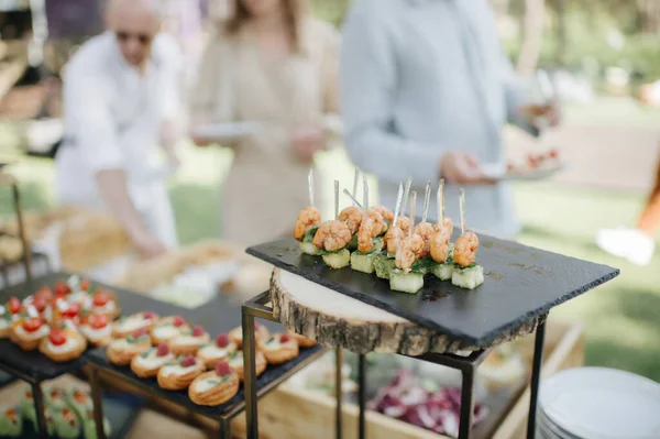 Comida Uma Mesa Banquetes Catering Lindamente Decorada Com Uma Variedade Imagens De Bancos De Imagens