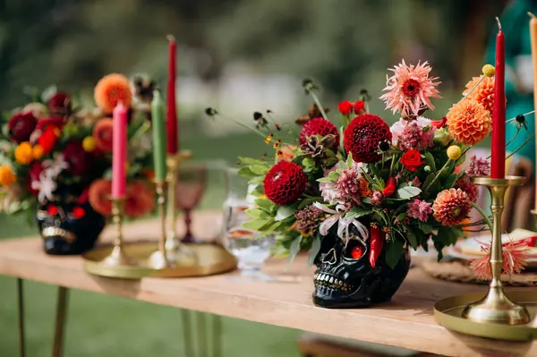장식에서 두개골 멕시코 스타일의 모양의 꽃병에 꽃꽂이 연회장 테이블에 녹지의 스톡 사진