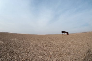 Geniş açılı çöl manzarası ve metal nesne