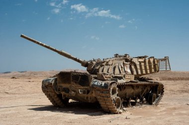 Çöl manzarası harap olmuş tank ve mavi gökyüzü