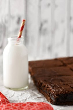 seçici odak üstünde bir şişe süt, reklam kopya alanı planı arka plan ile çikolatalı kek 