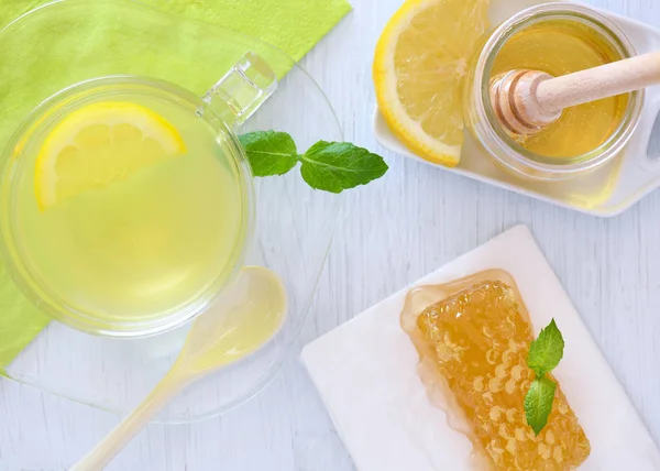 Colorido Sobre Cabeza Miel Bebida Caliente Limón Que Muestra Cono —  Fotos de Stock