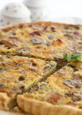  kiş pastırma ve mantar, kesim ve dikey seçici odak için reklam kopya alanı arka planda vurulmuş 