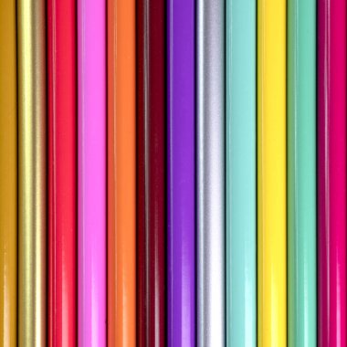 kare görüntü renkli ahşap kalemler, bir arka plan genel gider makro kopyalama alanı ve metin için lay vurdu 