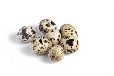 beyaz bir arka plan üzerinde izole bir gruptaki bıldırcın yumurtası 